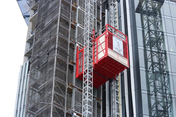 hoist moving vertically on a building uae